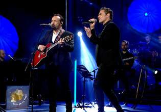 «Πάρτο Λίζα και κάντο κορνίζα…» από Μακεδόνα και Παπαγεωργίου και όλοι χορεύουν όρθιοι