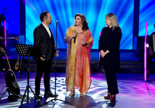 «Η αγάπη θέλει δύο» από τον Κώστα Μακεδόνα και την υπέροχη Κατερίνα Κούκα