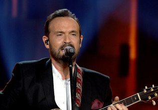 Ο Κώστας Μακεδόνας κάνει μουσικές «ορθοπεταλιές» στο Σπίτι με το MEGA