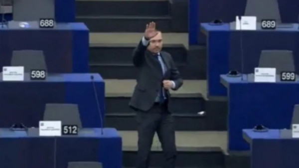 Ευρωβουλευτής: Ταπεινή χειρονομία στο προεδρείο χαρακτηρίζει τον ναζιστικό χαιρετισμό