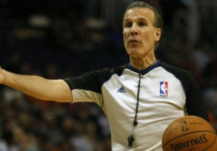 Το NBA «υποχρέωσε» διαιτητή να σταματήσει, επειδή ήταν ανεμβολίαστος (vid)