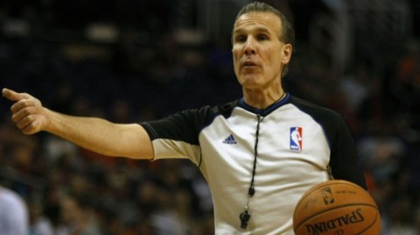 Το NBA «υποχρέωσε» διαιτητή να σταματήσει, επειδή ήταν ανεμβολίαστος (vid)