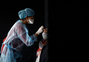 Κοροναϊός: Η Όμικρον πιο πιθανό να προσβάλλει άτομα που είχαν ήδη νοσήσει