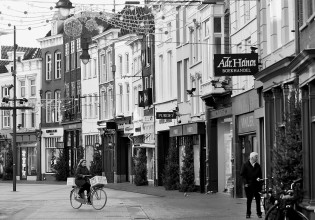 Κοροναϊός: Η χαλάρωση των μέτρων, το «καμπανάκι» του ΠΟΥ και οι δύο δρόμοι προς την κανονικότητα