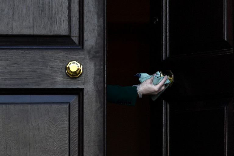 Ρέθυμνο: Εφιαλτικά βράδια για φοιτήτριες – Άγνωστοι χτυπούν τις πόρτες τους και τις απειλούν ότι θα μπουν μέσα