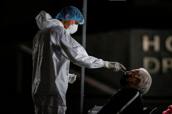 Όμικρον: Κύμα επαναλοιμώξεων σε Βρετανία και Ιταλία