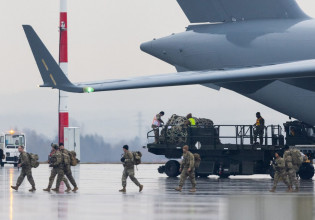 Πόλεμος στην Ουκρανία: Ο Μπάιντεν στέλνει 7.000 στρατιώτες στην Ευρώπη