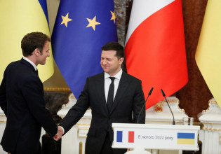 Ουκρανία: Οι σύμμαχοι μας στέλνουν όπλα και εξοπλισμό μετά από συνομιλίες με τον Μακρόν λέει ο Ζελένσκι