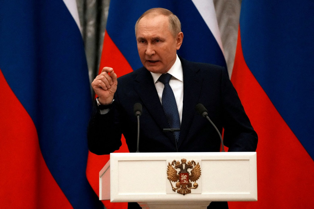 Ρωσία: Στη Μόσχα ο Μακρόν συνάντησε ένα διαφορετικό, πιο σκληρό Πούτιν
