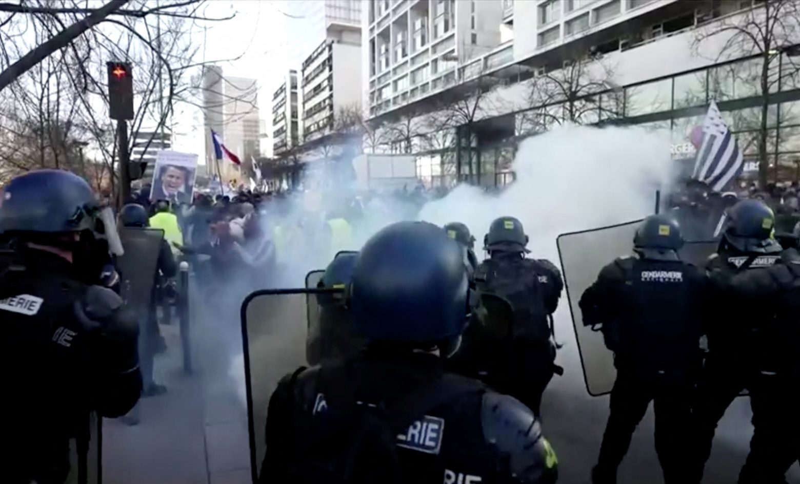 Γαλλία: Έφτασε στο Παρίσι το «Κονβόι της Ελευθερίας» - Δακρυγόνα και χάος στους δρόμους