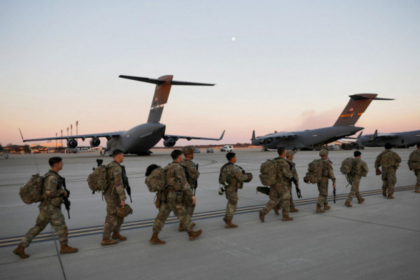 Βρετανία: «Δεν έχουμε δει αποδείξεις ότι η Μόσχα αποσύρει τις δυνάμεις της»