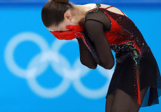 Καμίλα Βαλίεβα: Σκόνταψε, έπεσε και έμεινε εκτός βάθρου το κορίτσι «θαύμα» – Ξέσπασε σε κλάματα [Εικόνες & βίντεο]