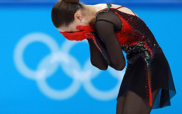 Καμίλα Βαλίεβα: Σκόνταψε, έπεσε και έμεινε εκτός βάθρου το κορίτσι «θαύμα» – Ξέσπασε σε κλάματα [Εικόνες & βίντεο]