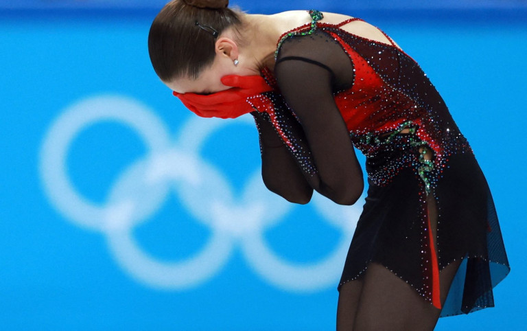 Καμίλα Βαλίεβα: Σκόνταψε, έπεσε και έμεινε εκτός βάθρου το κορίτσι «θαύμα» – Ξέσπασε σε κλάματα [Εικόνες & βίντεο]