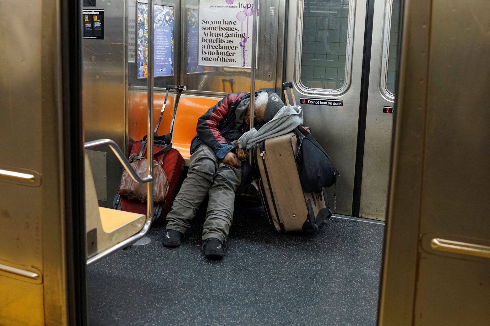 ΗΠΑ: Οι αρχές στη Νέα Υόρκη θέλουν να διώξουν τους άστεγους από το μετρό - Κατηγορούνται για την εγκληματικότητα