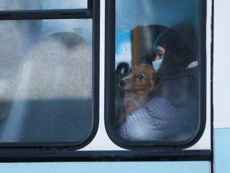 Πόλεμος στην Ουκρανία: Πολίτες αναζητούν καταφύγια στο μετρό κρατώντας κουβέρτες και τα κατοικίδιά τους