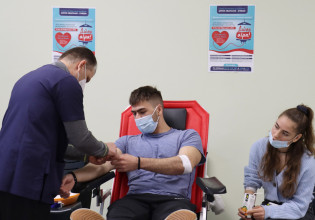 Μαθητές συγκεντρώνουν αίμα