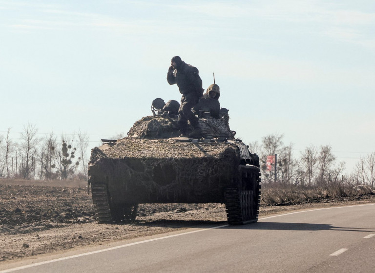 Πόλεμος στην Ουκρανία: Ρωσικά τανκς ξέμειναν από καύσιμα πάνω σε δρόμους [video]