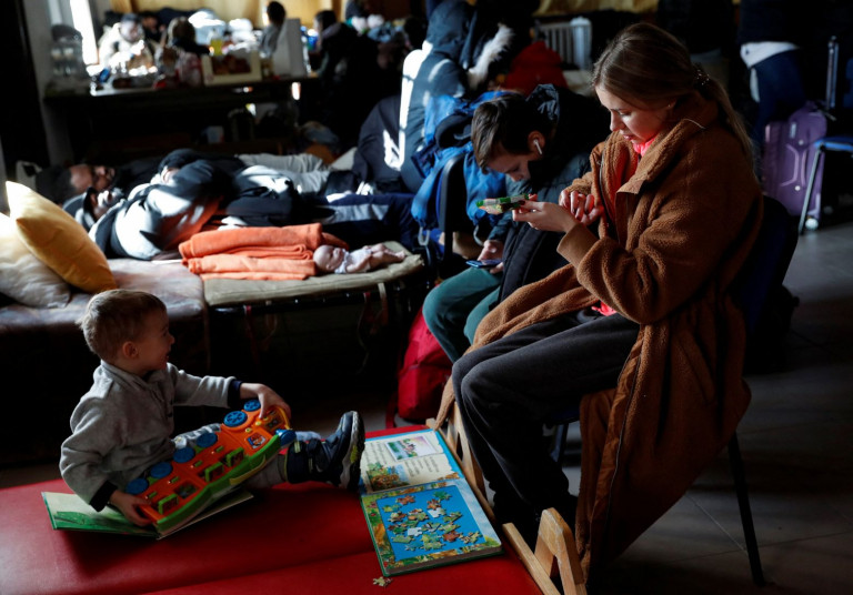 Πόλεμος στην Ουκρανία: Η Aibnb προσφέρεται να φιλοξενήσει 100.000 πρόσφυγες