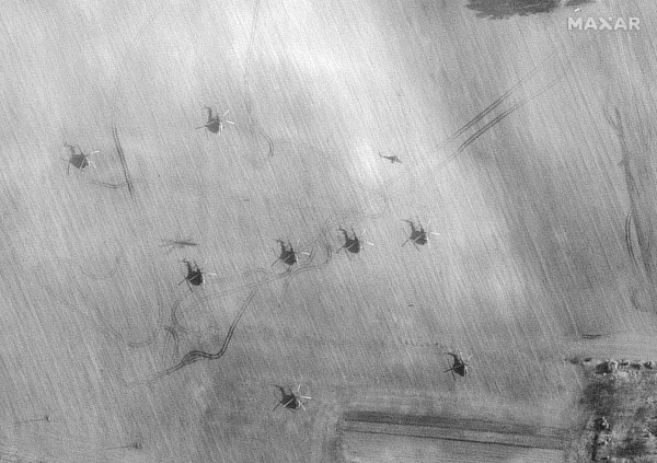 Ουκρανία: Δορυφορικές φωτογραφίες δείχνουν στρατεύματα και 150 ελικόπτερα στη Λευκορωσία κοντά στα σύνορα