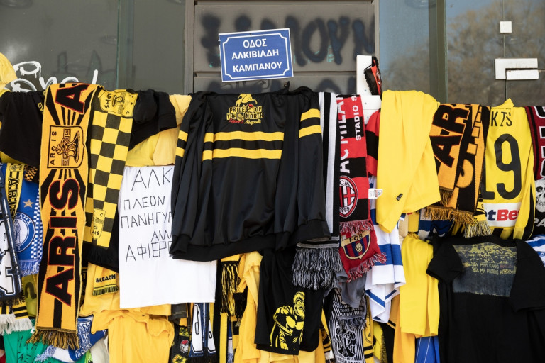 Δολοφονία Άλκη: Στην οικογένεια του 19χρονου τα κασκόλ, οι φανέλες και τα γράμματα