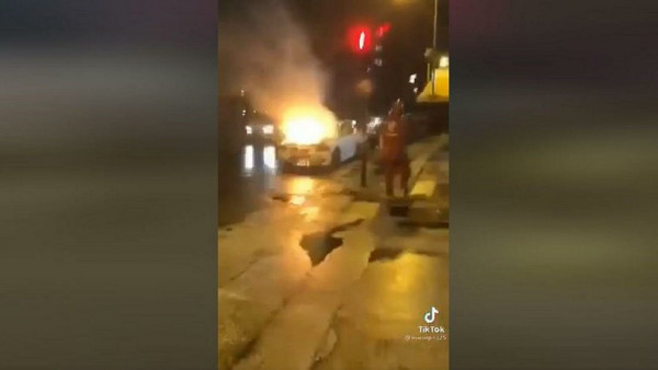 Ντελιβεράς σε ρόλο… πυροσβέστη: Σταμάτησε το δρομολόγιό του για να σβήσει φωτιά σε αυτοκίνητο