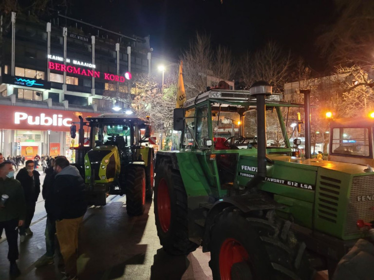 Λάρισα: Κλιμακώνουν τον αγώνα τους οι αγρότες – Έφτασαν με τρακτέρ στο κέντρο της πόλης