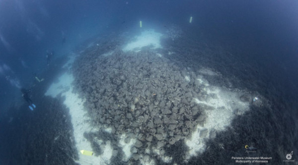 Αυτοδύτης ο Δήμαρχος Αλοννήσου για να τελεί γάμους στο βυθό