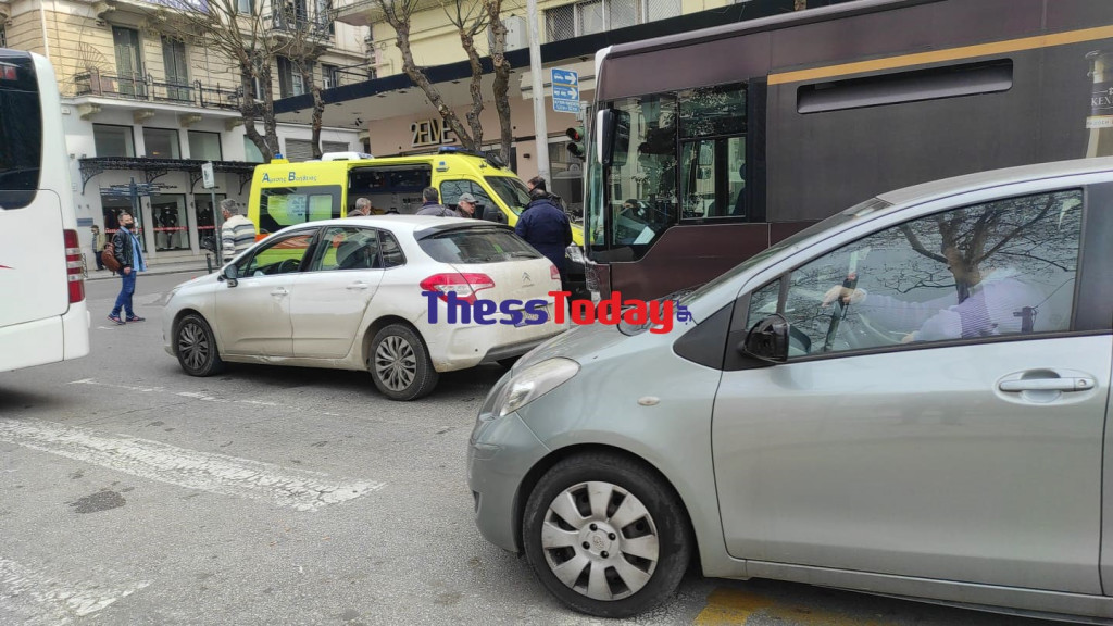 Θεσσαλονίκη: Τροχαίο με λεωφορείο του ΟΑΣΘ και ΙΧ – Μια τραυματίας