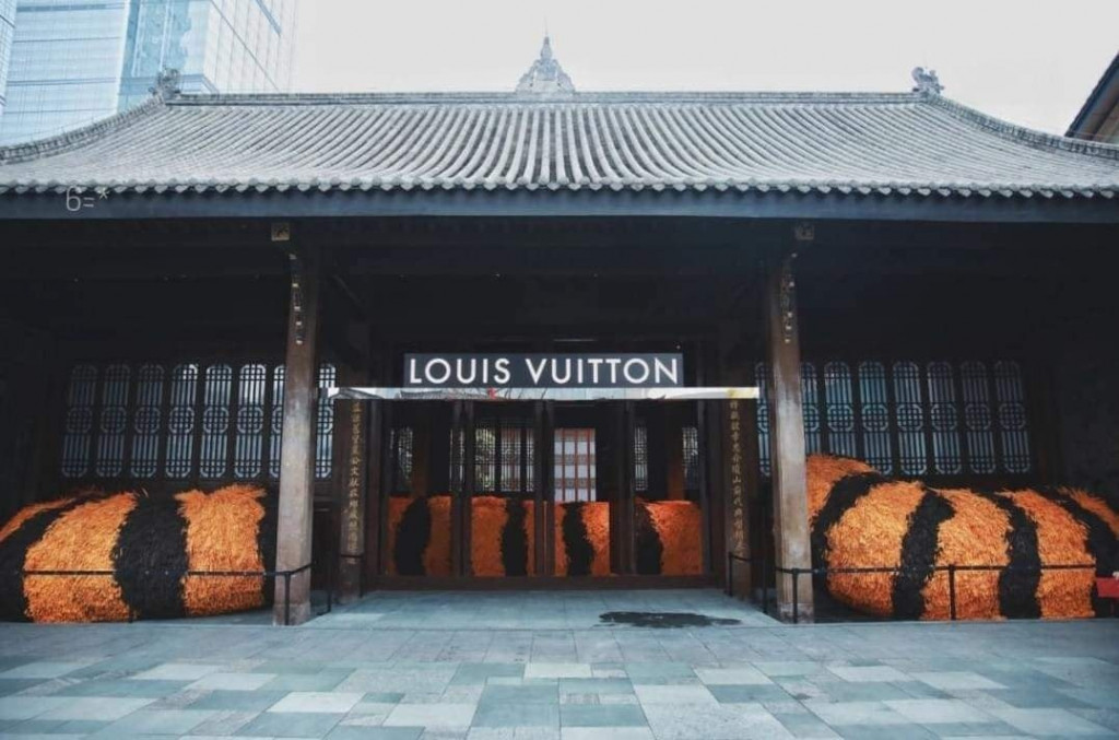 Louis Vuitton: Μια γιγάντια τίγρης «τρύπωσε» στην κινεζική μπουτίκ για το Έτος της Τίγρης