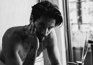 Γιώργος Καράβας: Ποζάρει μόνο με το τζιν του και «κολάζει»