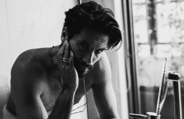 Γιώργος Καράβας: Ποζάρει μόνο με το τζιν του και «κολάζει»