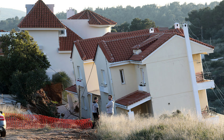 Νέος Βουτζάς: «Παλεύουμε με τον χρόνο» λέει ο δήμαρχος Ραφήνας για την καθίζηση