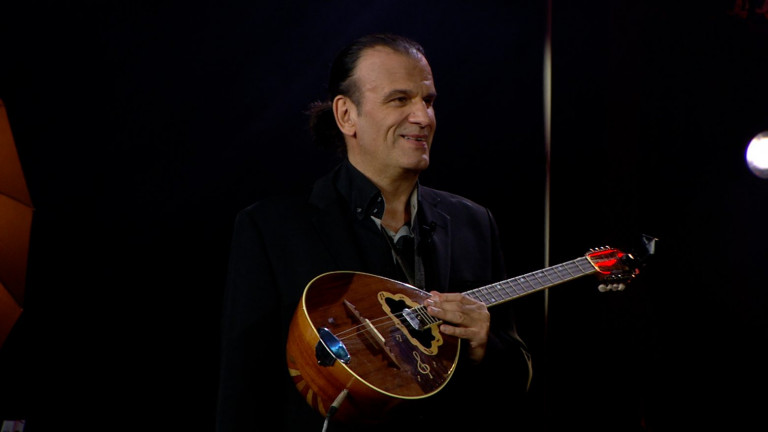 Ο Χρήστος Παπαδόπουλος με μια τεράστια επιτυχία του Άκη Πάνου βάζει «φωτιά» στη σκηνή