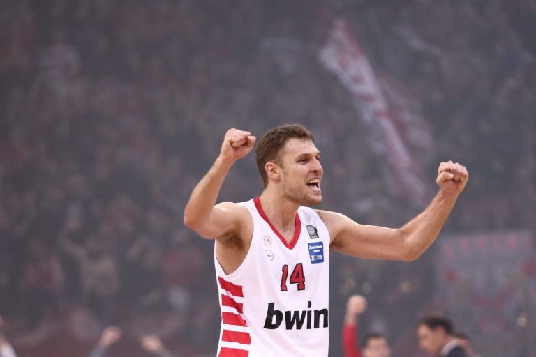 Σπουδαία διάκριση για Βεζένκοφ: «Τρέχει» για το βραβείο του MVP της Euroleague