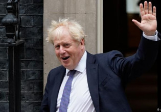 Μπόρις Τζόνσον: Επανεκκίνηση της Ντάουνινγκ Στριτ υπό τους ήχους του «I Will Survive»