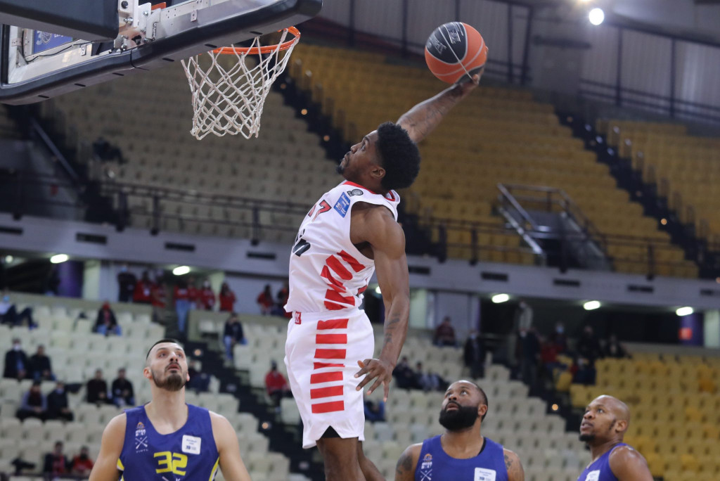 Ολυμπιακός: Εντυπωσιακό κάρφωμα από τον ΜακΚίσικ