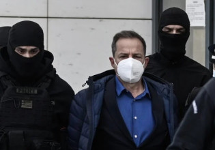Αποδοκιμασίες κατά Λιγνάδη έξω από το δικαστήριο: «Τέρας! Να σαπίσεις στη φυλακή»