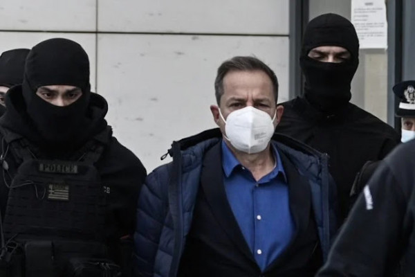 Αποδοκιμασίες κατά Λιγνάδη έξω από το δικαστήριο: «Τέρας! Να σαπίσεις στη φυλακή»