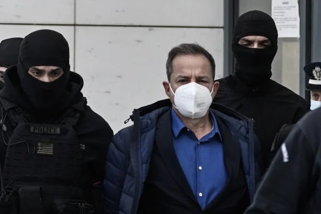 Αποδοκιμασίες κατά Λιγνάδη έξω από το δικαστήριο: «Τέρας! Να σαπίσεις στη φυλακή»