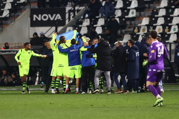 ΠΑΟΚ – Ιωνικός: Τσιγκρίνσκι και Τουράμ πανηγύρισαν με σημαία της Ουκρανίας, χειροκρότησε ο κόσμος στην Τούμπα