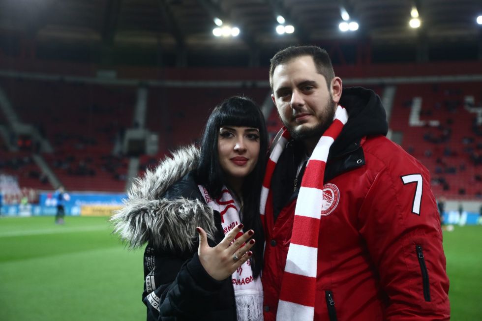 Πρόταση γάμου στο Καραϊσκάκη πριν το Ολυμπιακός – ΟΦΗ
