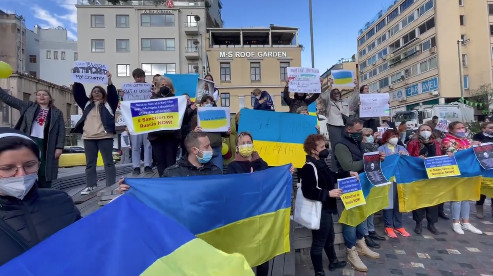Πόλεμος στην Ουκρανία: Συγκέντρωση Ουκρανών στο Μοναστηράκι – «Πούτιν φύγε»