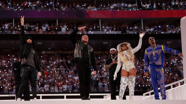 Super Bowl: Mοναδικό το σόου του ημιχρόνου - Γονάτισε κατά του ρατσισμού ο Eminem