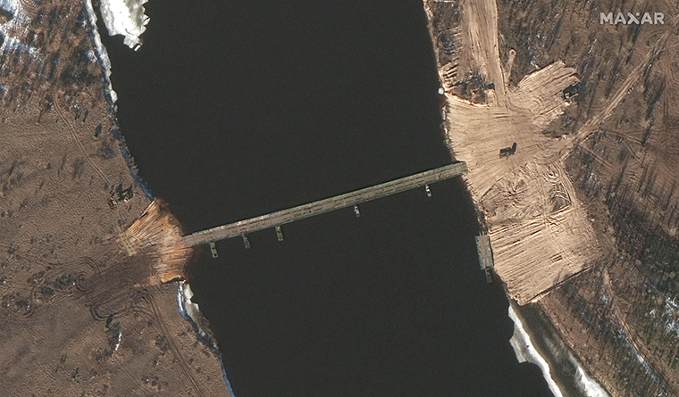 Ουκρανία: Πλωτή γέφυρα σε απόσταση αναπνοής από τα σύνορα της χώρας κατασκεύασαν οι Ρώσοι - Τι υποστηρίζουν ΜΜΕ των ΗΠΑ