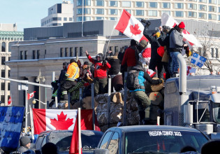 Καναδάς: Κλειστή παραμένει η γέφυρα Αμπάσαντορ – Η αστυνομία απομακρύνει διαδηλωτές και προχωράει σε συλλήψεις