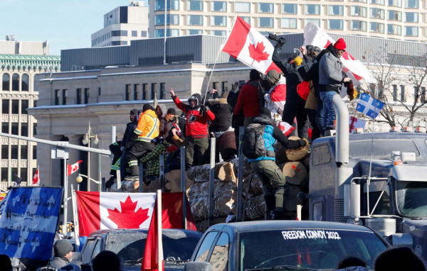 Καναδάς: Κλειστή παραμένει η γέφυρα Αμπάσαντορ – Η αστυνομία απομακρύνει διαδηλωτές και προχωράει σε συλλήψεις