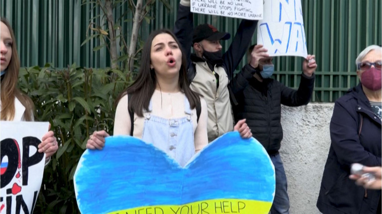 Πόλεμος στην Ουκρανία: Αντιπολεμική συγκέντρωση διαμαρτυρίας έξω από την Ρωσική Πρεσβεία στην Αθήνα