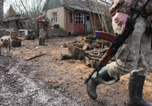 Ρωσία: Ο νομπελίστας διευθυντής της ρωσικής Novaya Gazeta και οι συντάκτες της καταδικάζουν τον πόλεμο κατά της Ουκρανίας