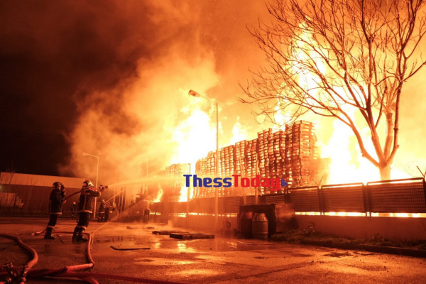 Θεσσαλονίκη: Μεγάλη φωτιά στα Διαβατά κοντά σε βενζινάδικο